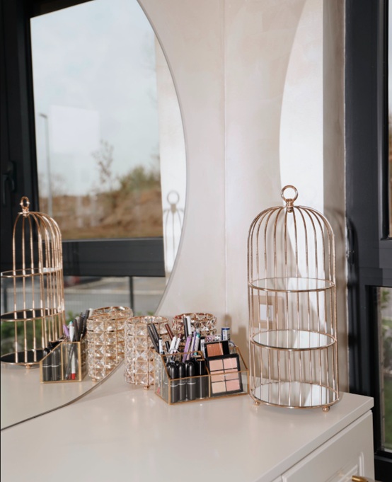 Toaletni sto sa šminkom u salonu Beauty Ambassade